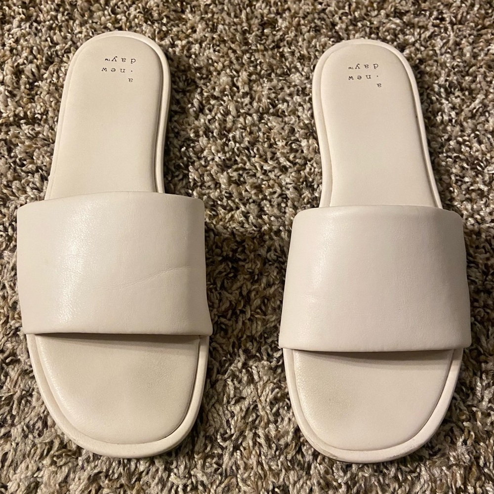 a new day Sandals Size 8